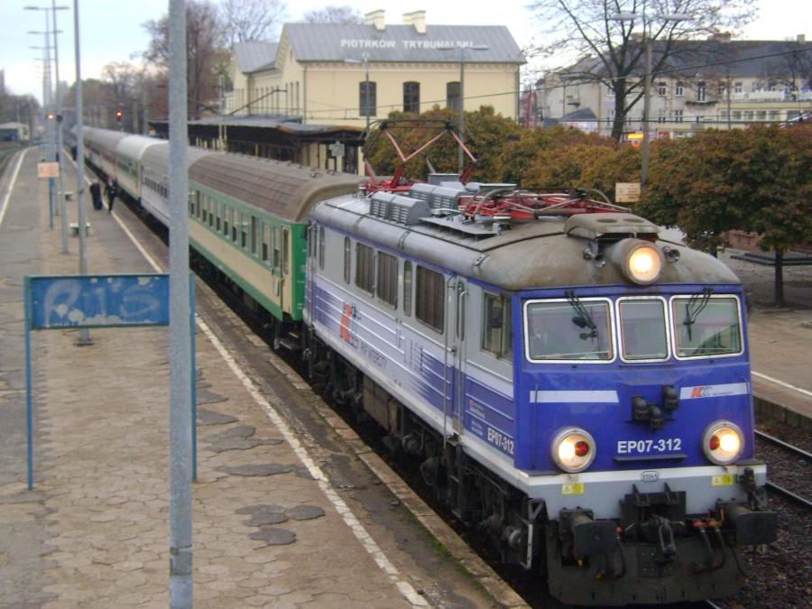 EP07-312 z pociągiem osobowym relacji Gdynia-Bielsko Biała na dworcu w Piotrkowie Trybunalskim