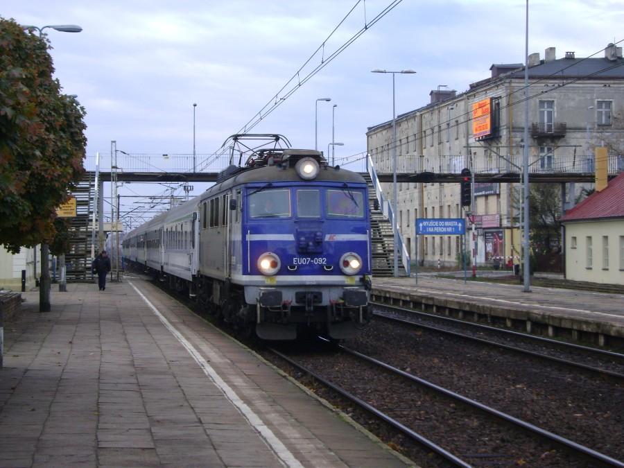 EU07-092 z pociągiem osobowym relacji Katowice-Gdynia wjeżdża na dworzec w Piotrkowie Trybunalskim