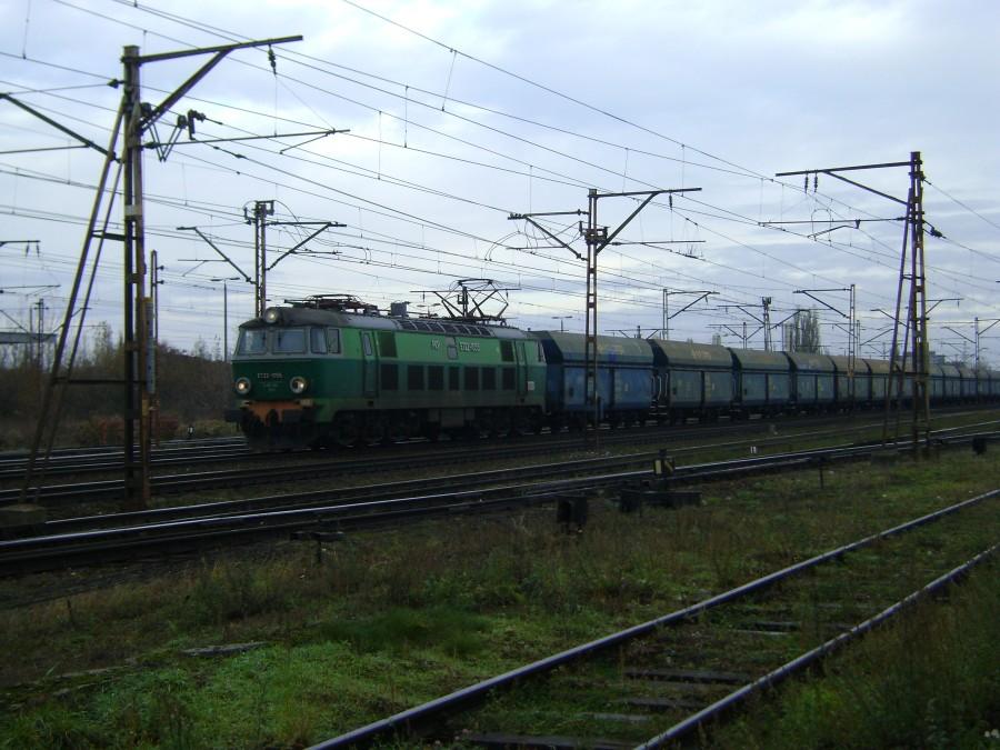 ET22-1055 wyjeżdża ze stacji Piotrków Trybunalski Towarowy