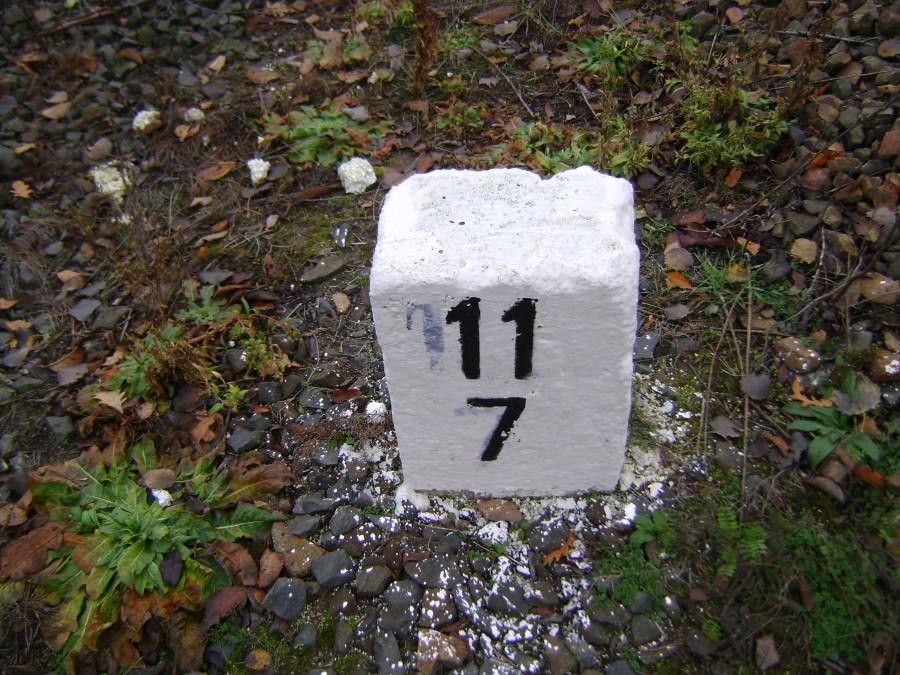 Słupek kilometrowy na linii kolejowej nr 24