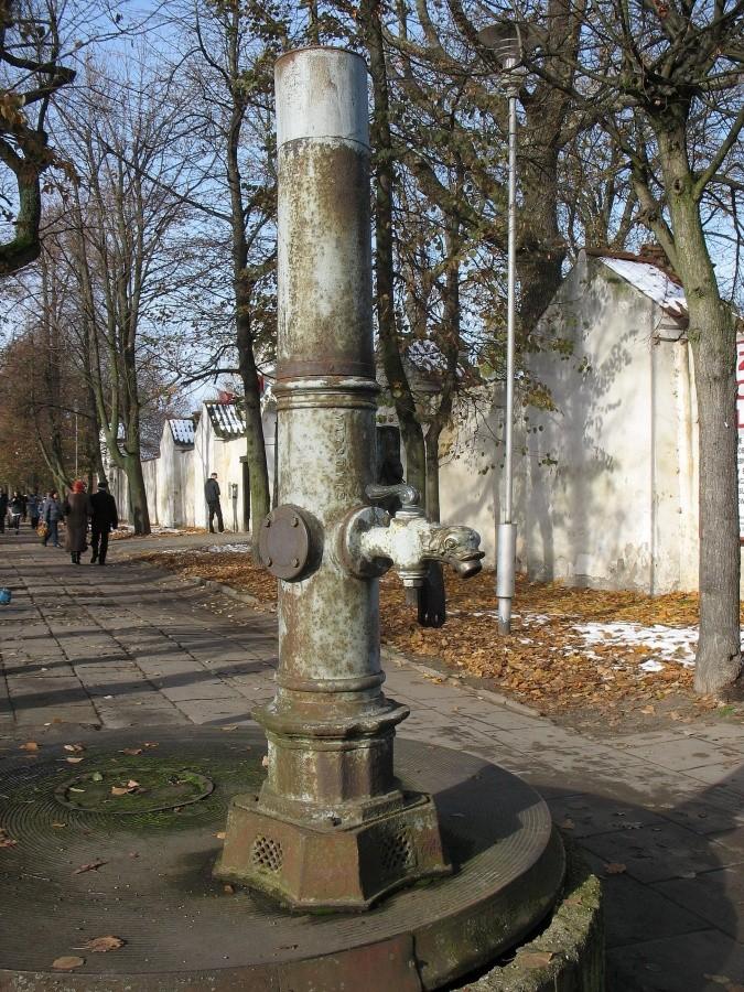 Węgrów - XIX wieczna żeliwna pompa
