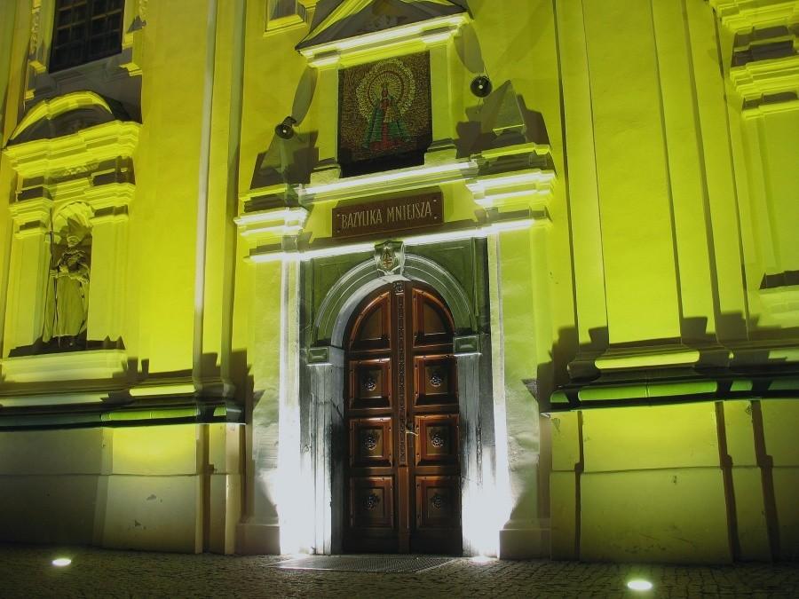 Kodeń – główne wejście do Bazyliki