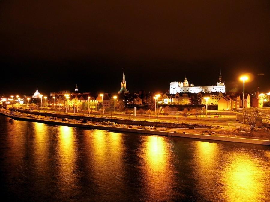 Nocna panorama Szczecina. Nabrzeże Wieleckie i charakterystyczne budowle od prawej: Baszta 7 Płaszczy, Zamek Książąt Pomorskich, u jego podnóża pseudo "starufka", katedra św.Jakuba, budynek PUM i kościół św. Jana Ewangelisty