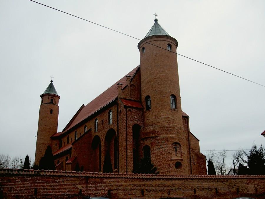 Brochów - kościół warowny zbudowany w latach 1551-61. Miejsce chrztu Fryderyka Chopina 23 kwiecień 1810