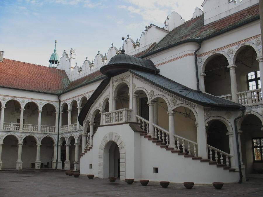 Baranów Sandomierski – schody na dziedzińcu zamkowym