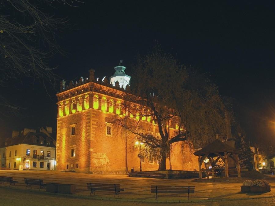 Sandomierz – ratusz, studnia i figura