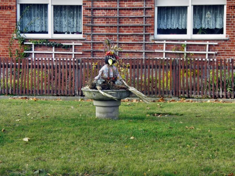 Zabawne straszydełko przed budynkiem w Plöwen.