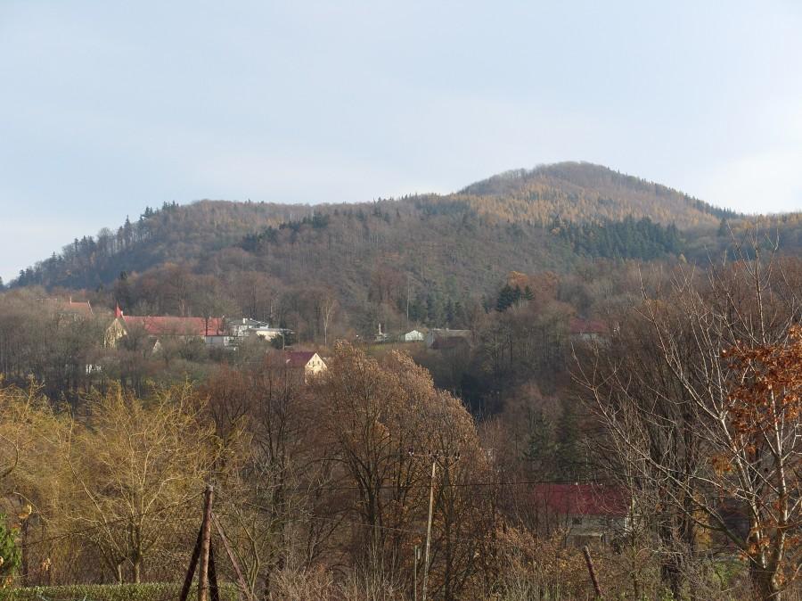 Spojrzenie na szare pasmo gór Bardeckich jednak jesień to jesień.