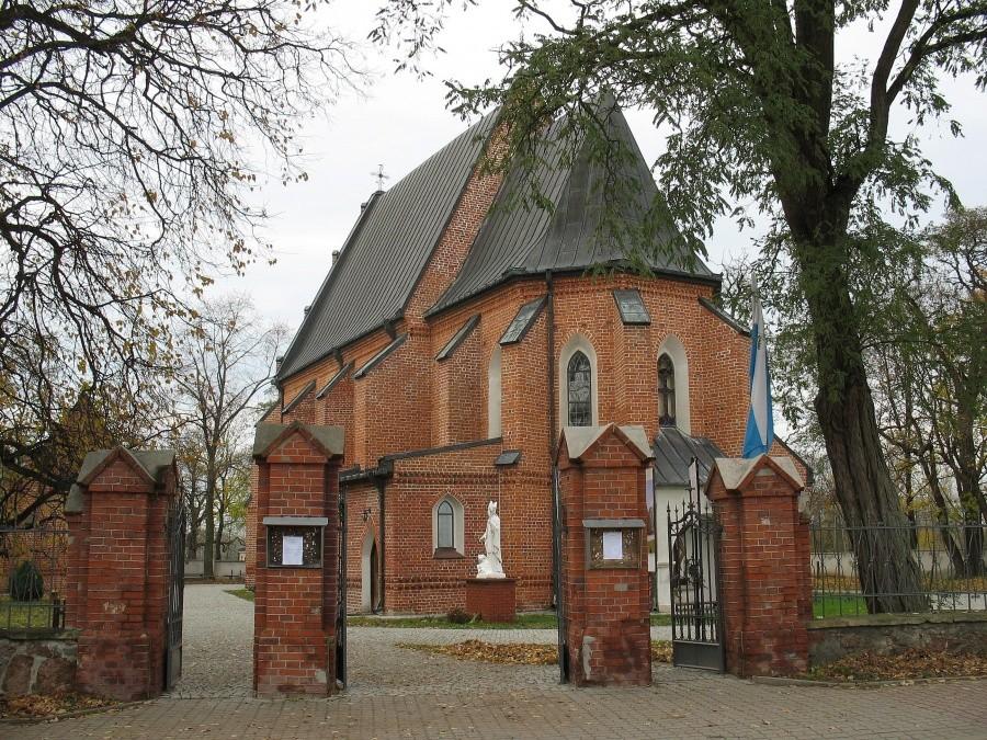 Piotrawin – brama do kościoła św. Stanisława.