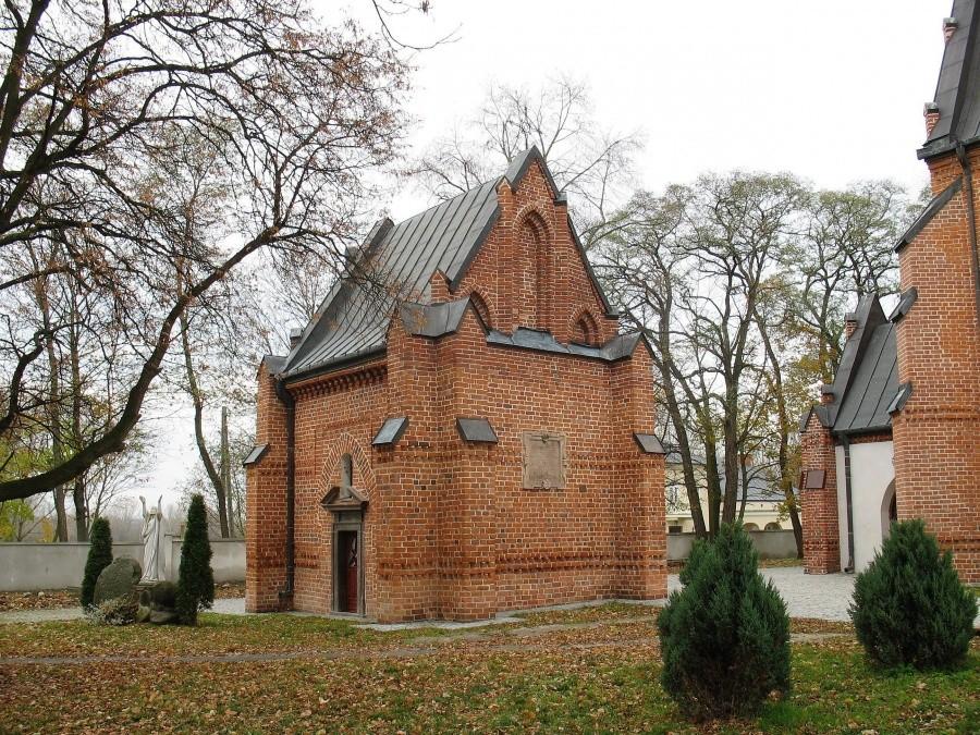 Piotrawin – kaplica przy kościele