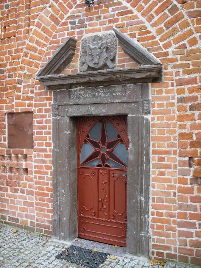 Piotrawin - wejście do kaplicy
