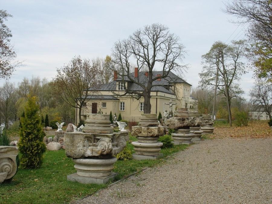 Piotrawin – głowice XVIII wiecznej bazyliki