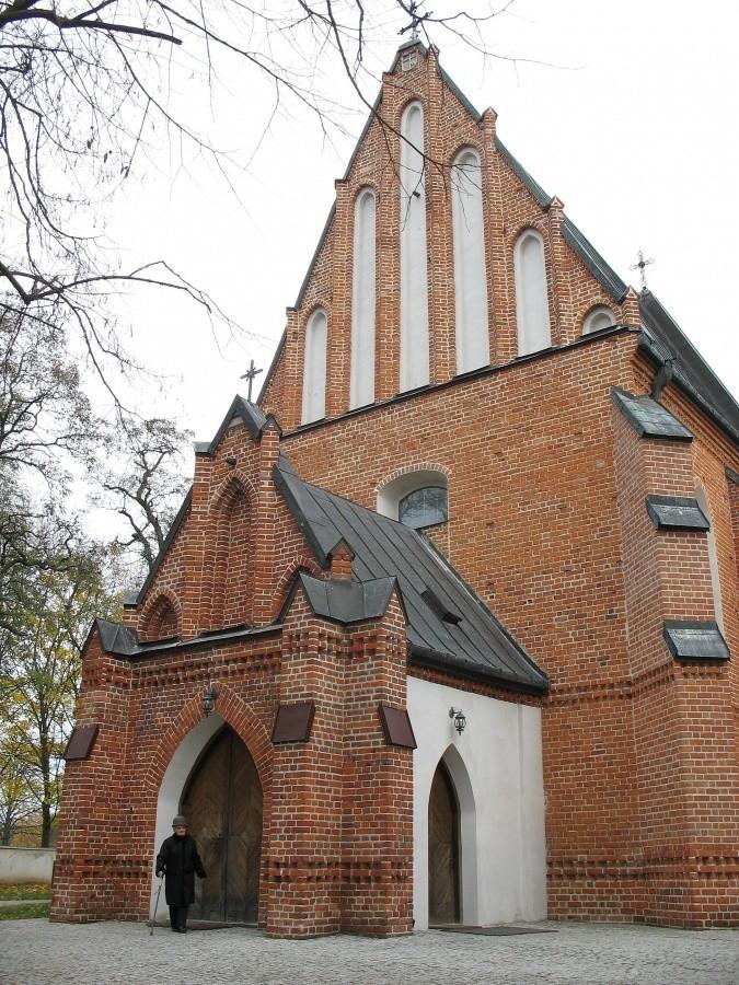 Piotrawin – fasada frontowa kościoła