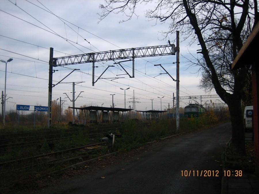 byk (ET 22) oczekuje na zatrudnienie w pobliżu peronu na stacji Ruda Kochłowice