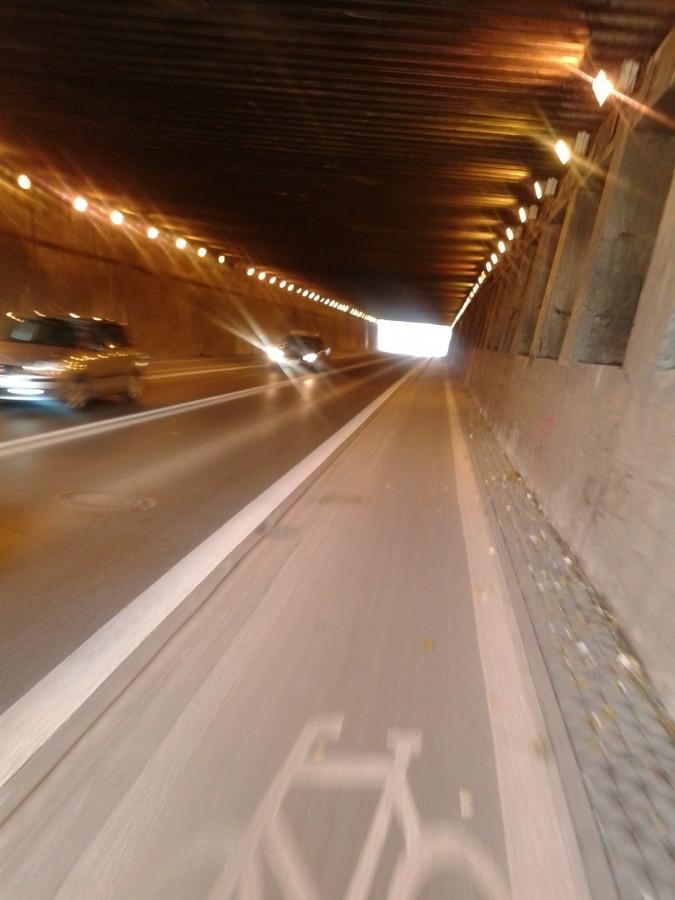 Tunel na Dźwigowej. światełko to już Jelonki w dzielnicy Bemowo
