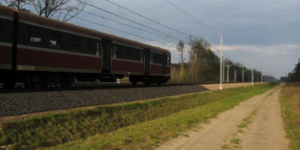 Droga wzdłuż torów
