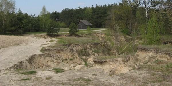 Wąwozy w pobliżu wiaty turystycznej w Neplach