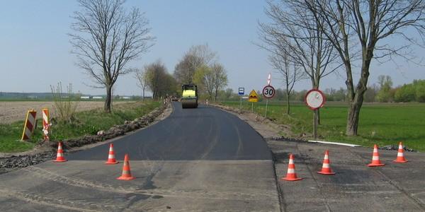Budowa nowej nawierzchni drogi w okolicach wsi Lechuty Małe