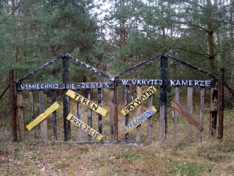 brama do lasu pilnie strzeżona