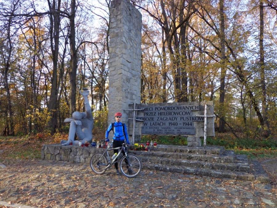 pomnik upamiętniający pomordowanych