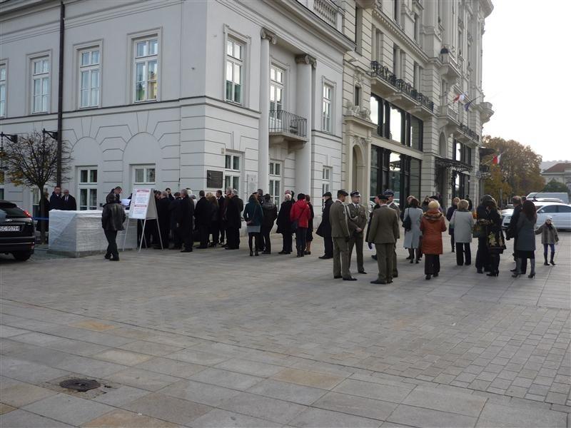 Za czym kolejka ta stoi... Pałac Prezydencki
