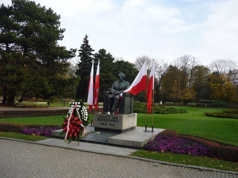 Wszyscy stoją, a ten siedzi, wiadomo, artysta