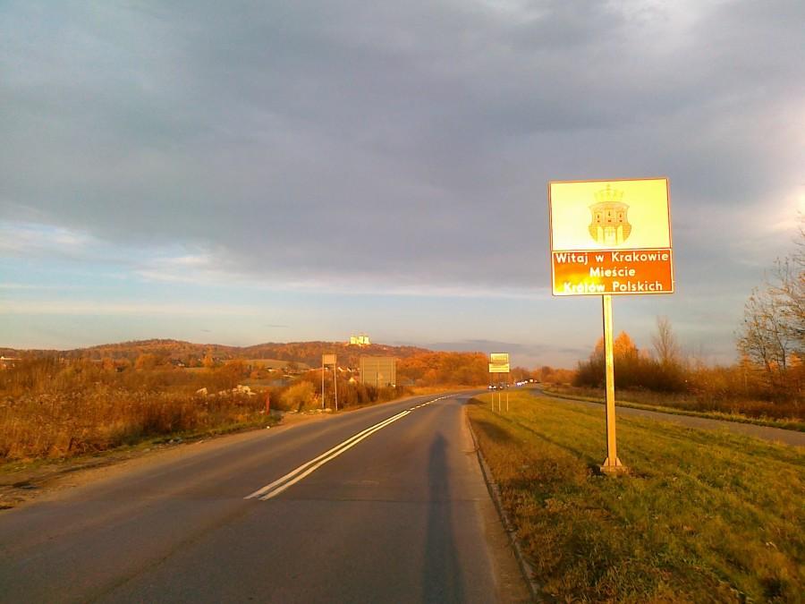 Wjazd do Krakowa, w tle klasztor na Bielanach