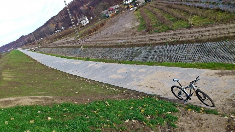 I dalej już nie ma ścieżki, trzeba czekać aż wybudują kolejny kawałek