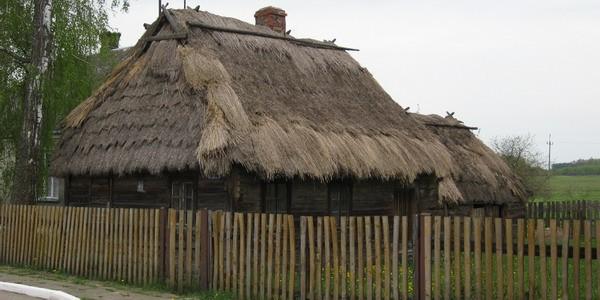 Drewniana chata kryta strzechą w Dubiczach Cerkiewnych