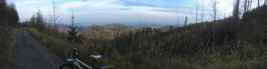 Panorama na góry Bardeckie i czerwony szlak.