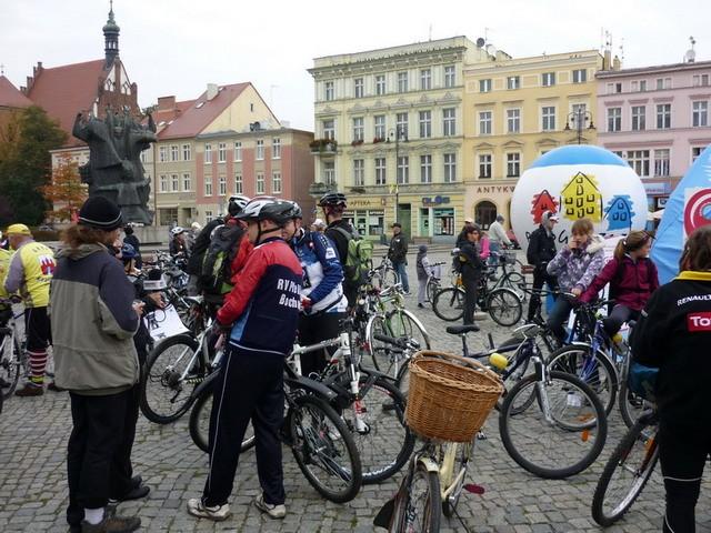 Uczestnicy Rajdu zgromadzeni na Starym Rynku wśród których byli także ...