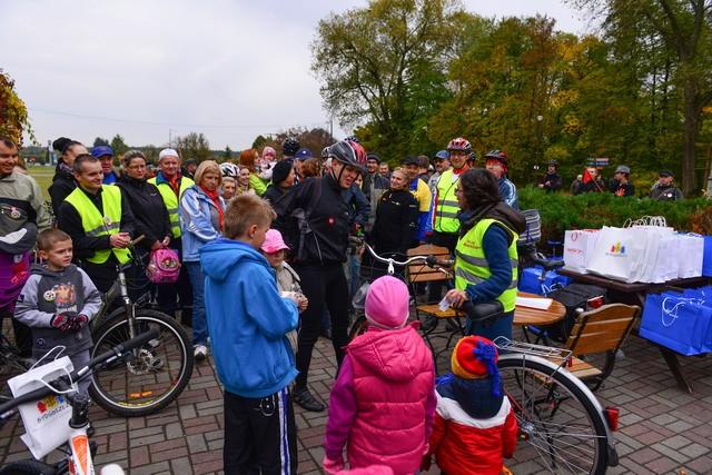 Moment wręczenia jednego z dwóch rowerów - nagrody głównej