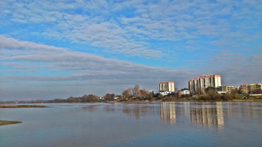 Widok z drugiej strony Wisły na LPU