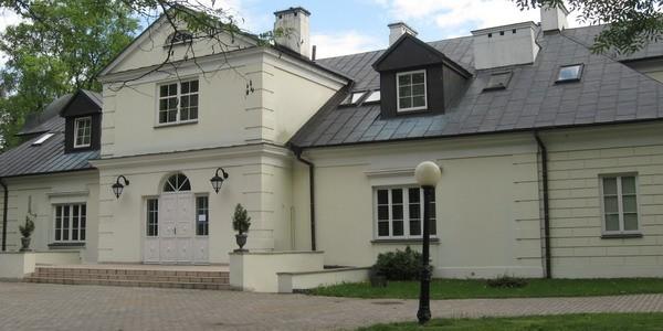Klasycystyczny dwór w Roskoszy
