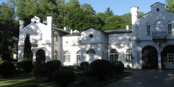 Stajnia cugowa w zespole dworskim w Roskoszy