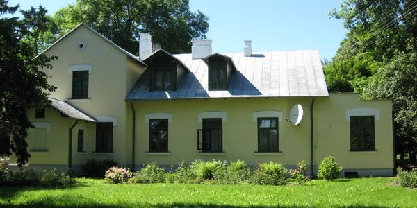 XIX-wieczny murowany dwór w Bezwoli