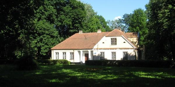 Zabytkowy dworek z około 1783 roku w Siemieniu