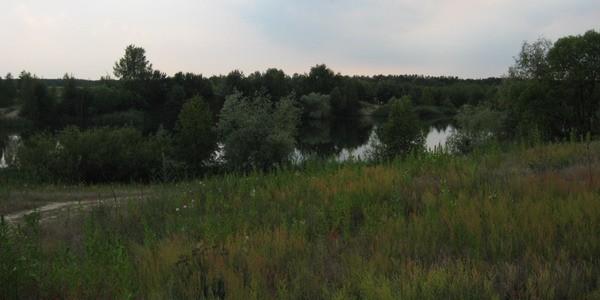 Spacer z rowerem dookoła zbiornika
