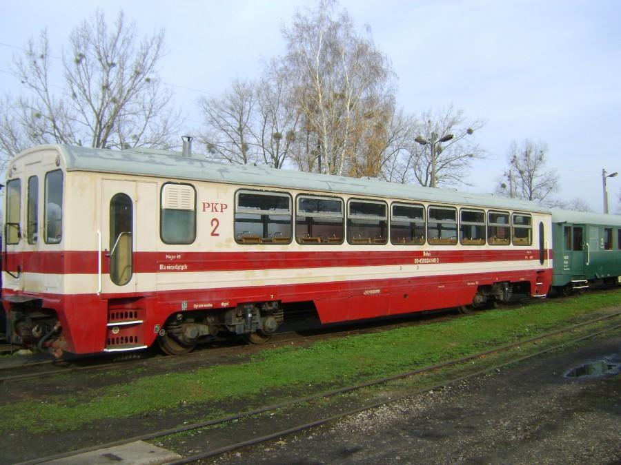 Wagonik wąskotorowy na stacji kolejki wąskotorowej w Rogowie