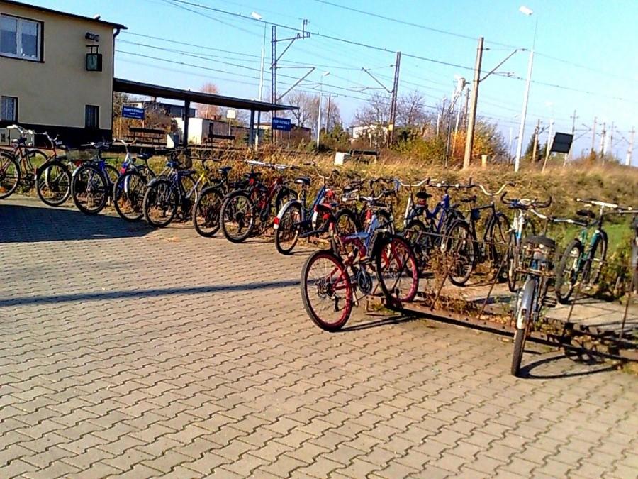 Rowery przed stacją kolejową, można wybierać.