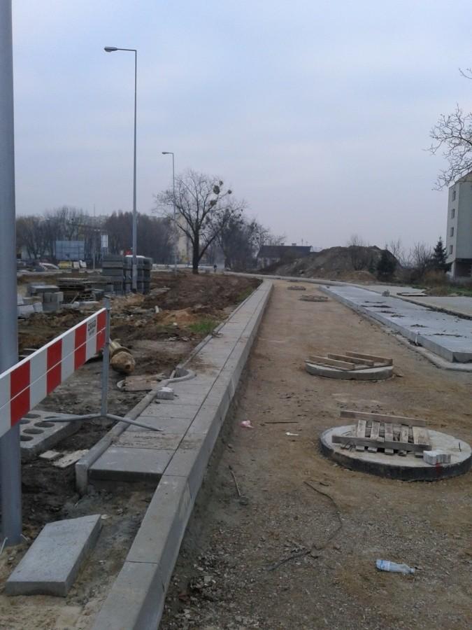 A tu był slalom między studzienkami na nowym fragmencie Lazurowej