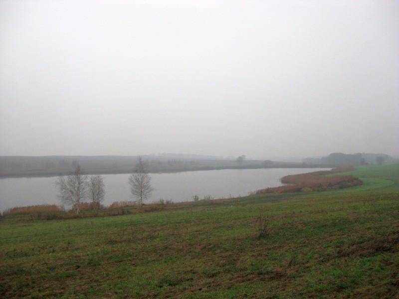 Trzaskowo - spore jeziorko otoczone polami