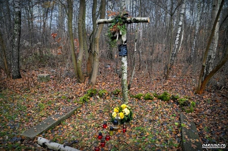 Tu w szybie kopalni Stara Dorota spoczywają ciała pomordowanych żołnierzy AK. Chwała bohaterom. Hańba mordercom"