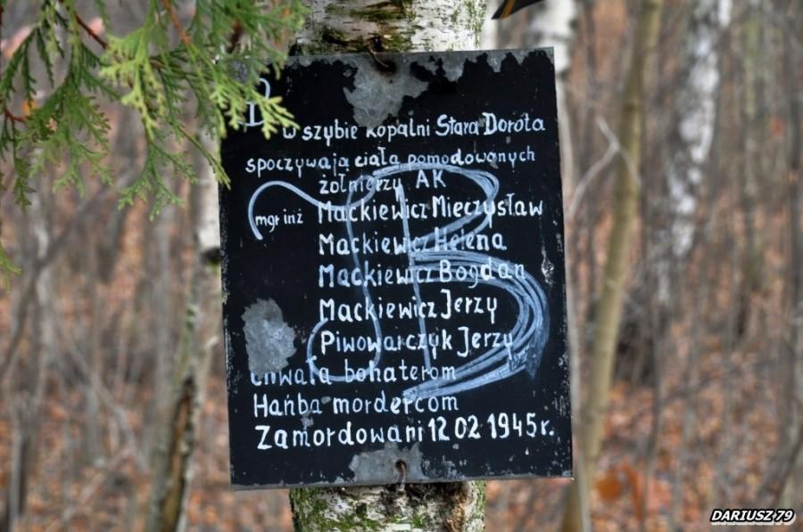 Tu w szybie kopalni Stara Dorota spoczywają ciała pomordowanych żołnierzy AK. Chwała bohaterom. Hańba mordercom"