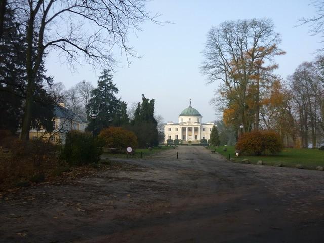Pałac lubostroński jesienią