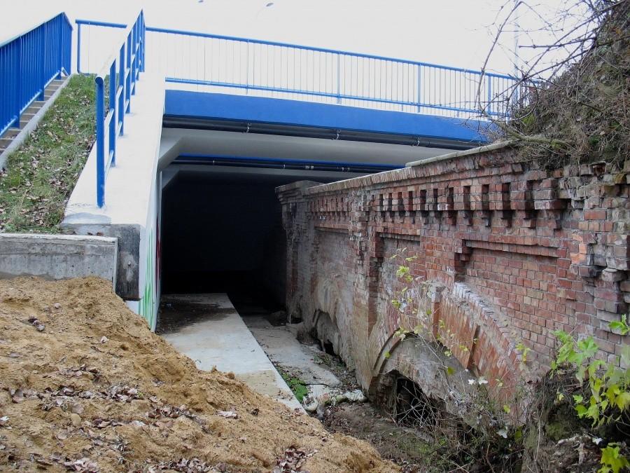 Fort Zbarż schowany pod mostem Trasy N-S