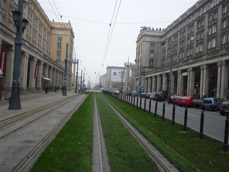 Zielone torowisko tramwajowe w centrum