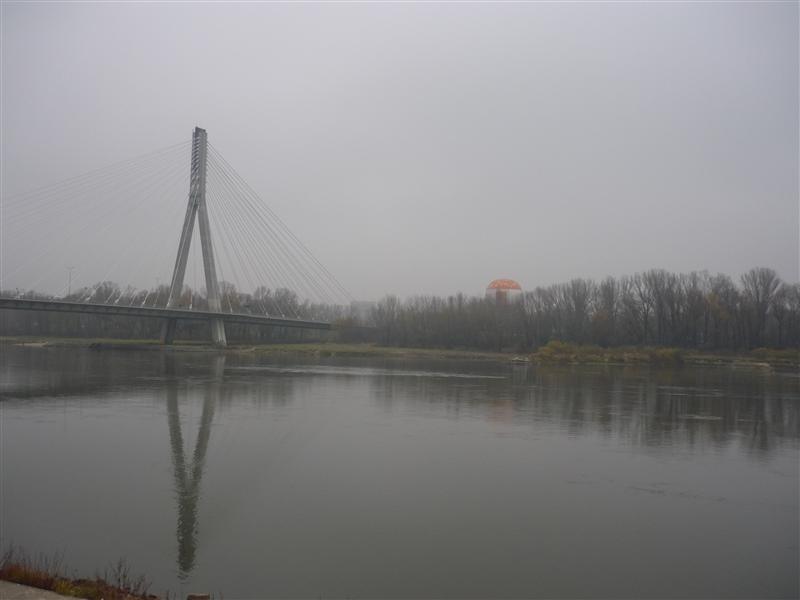 A nad Wisłą mgły jesienne. Most Świętokrzyski