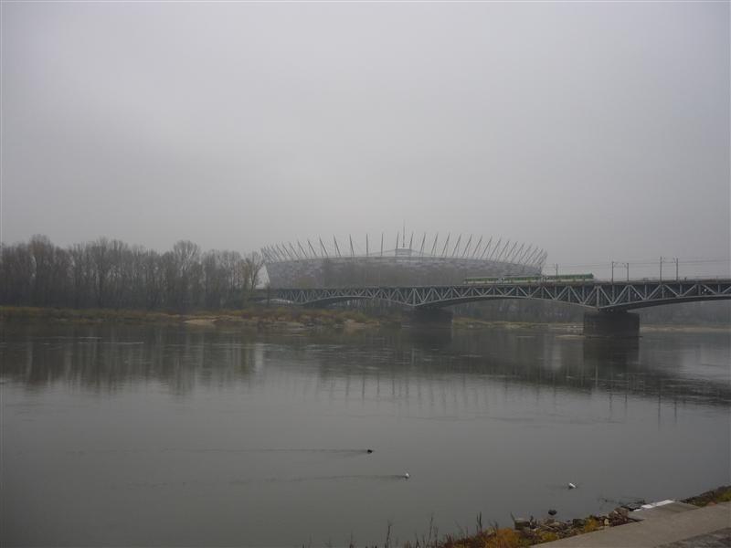 A nad Wisłą mgły jesienne. Stadion Narodowy.