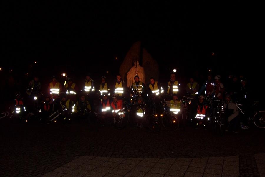 Zdjęcie zbiorowe uczestników rajdu „Nocny Świetlik”-